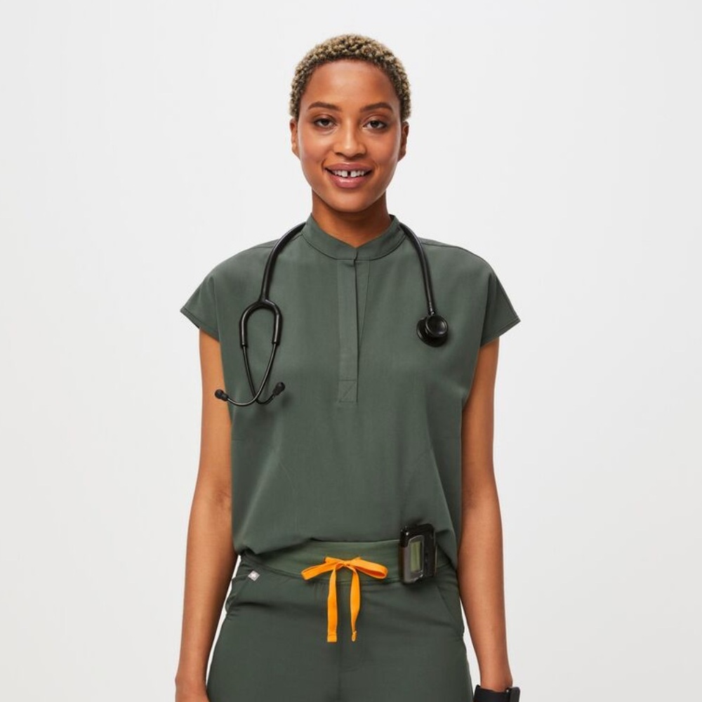Rafaela figs scrub top - moss
